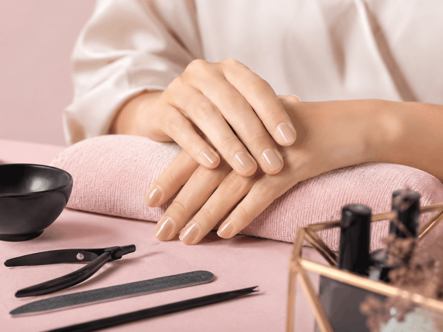 Détail d'une manucure élégante dans un salon parisien